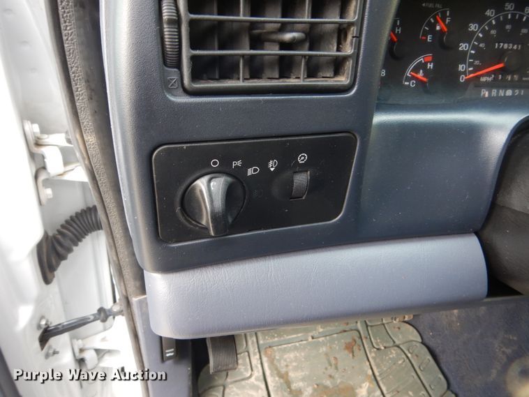 image for item FU9172 2001 Ford F350 Super Duty Crew Cab flatbed pickup truck