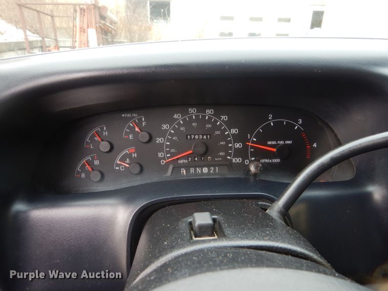 image for item FU9172 2001 Ford F350 Super Duty Crew Cab flatbed pickup truck