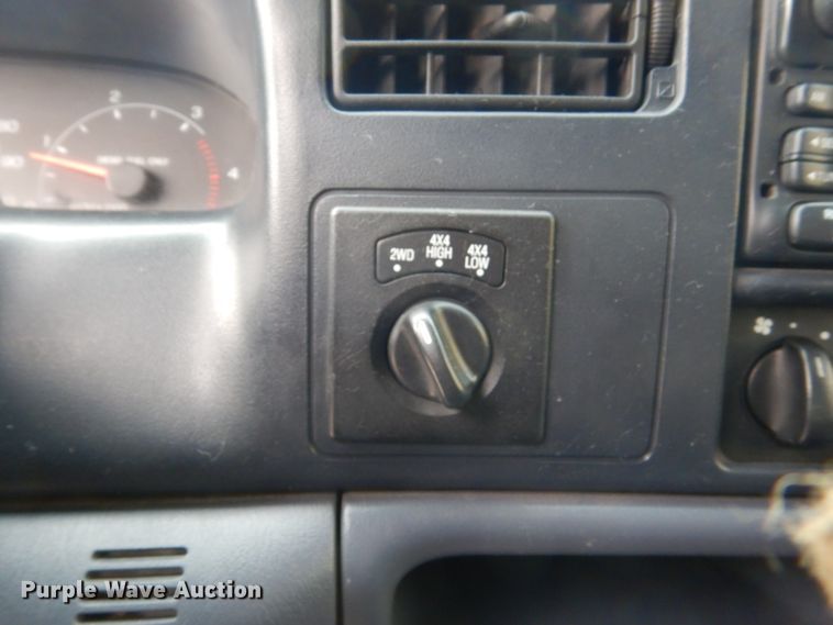 image for item FU9172 2001 Ford F350 Super Duty Crew Cab flatbed pickup truck