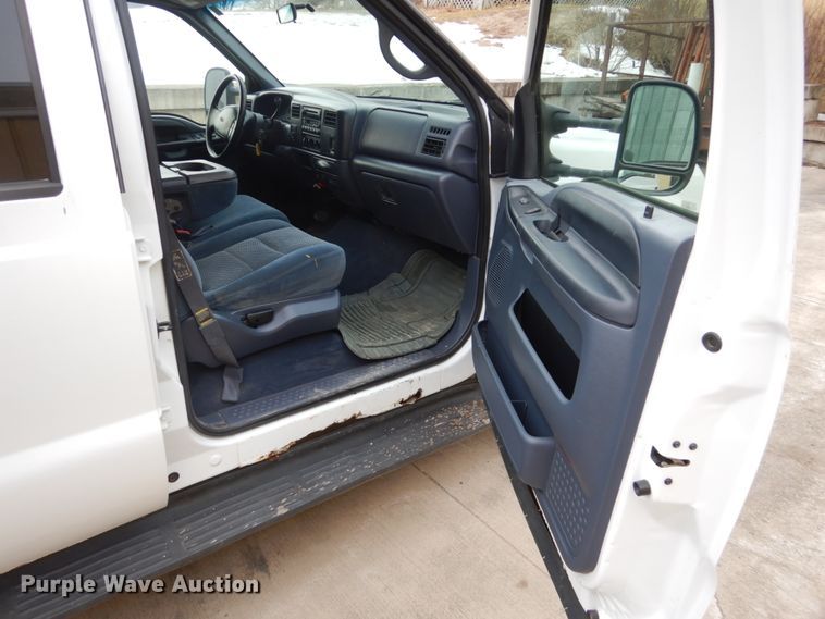 image for item FU9172 2001 Ford F350 Super Duty Crew Cab flatbed pickup truck