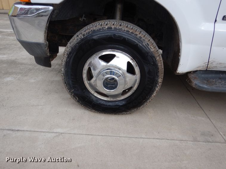 image for item FU9172 2001 Ford F350 Super Duty Crew Cab flatbed pickup truck