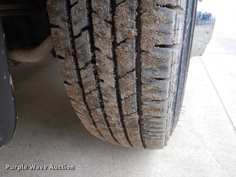 image for item FU9172 2001 Ford F350 Super Duty Crew Cab flatbed pickup truck