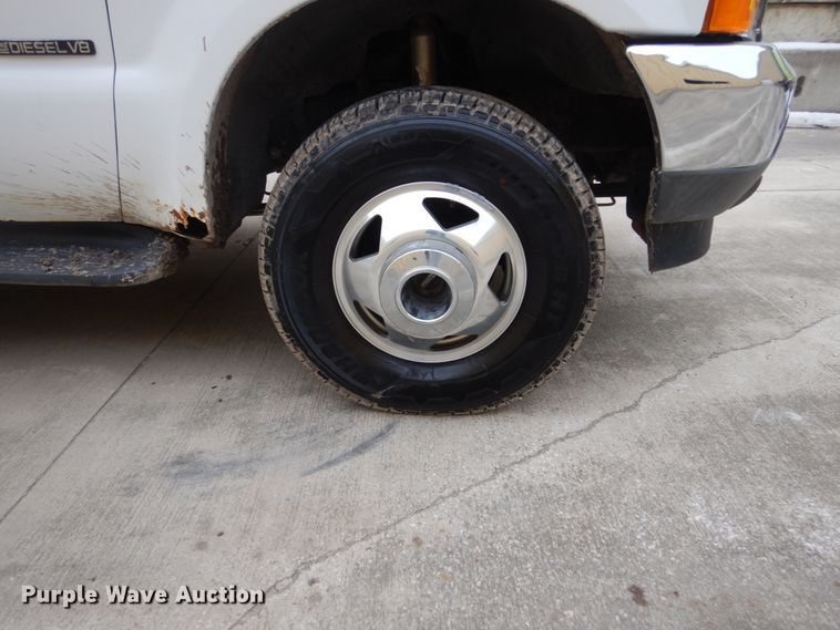 image for item FU9172 2001 Ford F350 Super Duty Crew Cab flatbed pickup truck