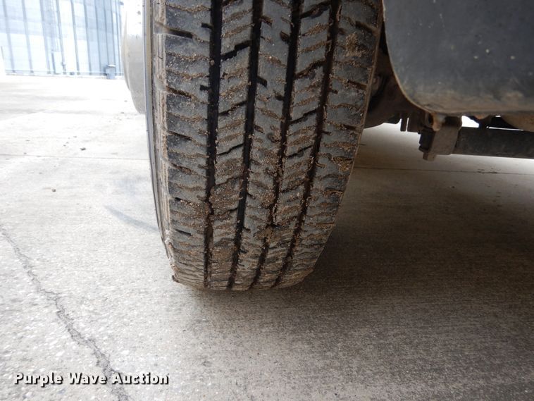 image for item FU9172 2001 Ford F350 Super Duty Crew Cab flatbed pickup truck