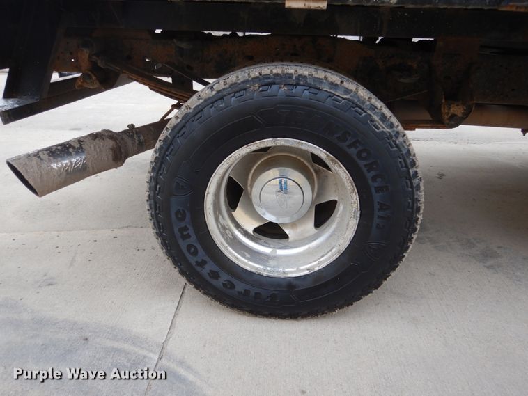 image for item FU9172 2001 Ford F350 Super Duty Crew Cab flatbed pickup truck