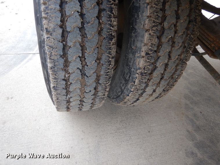 image for item FU9172 2001 Ford F350 Super Duty Crew Cab flatbed pickup truck