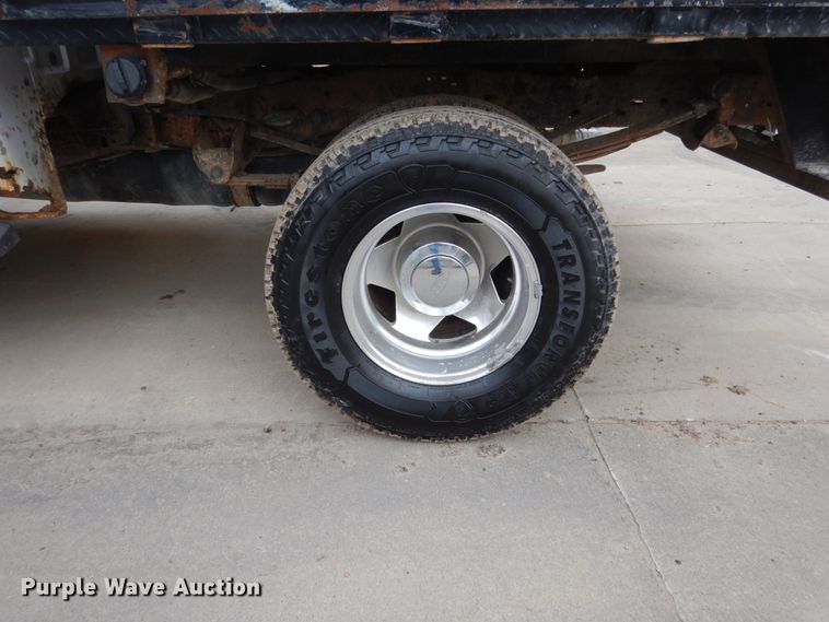 image for item FU9172 2001 Ford F350 Super Duty Crew Cab flatbed pickup truck