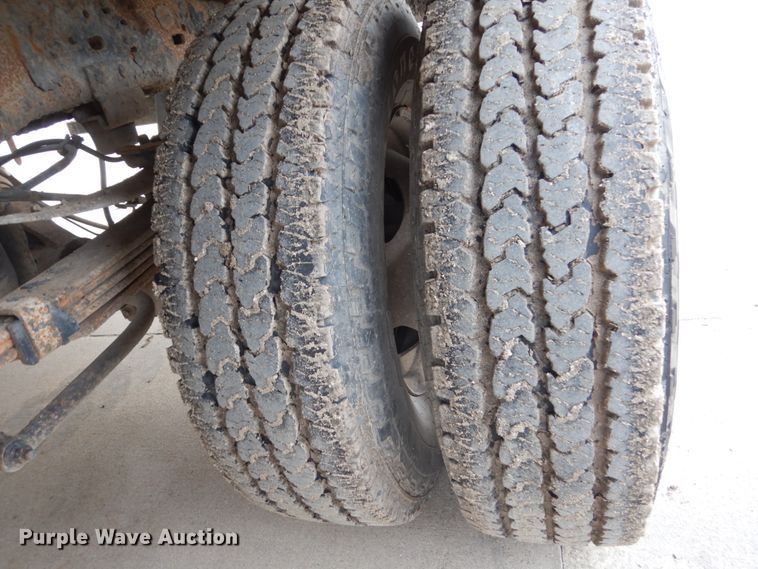 image for item FU9172 2001 Ford F350 Super Duty Crew Cab flatbed pickup truck