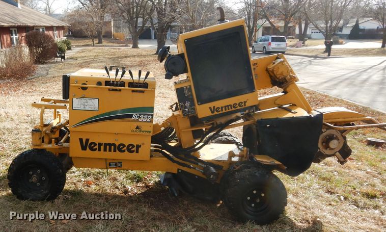 image for item FY9309 2007 Vermeer SC352 stump grinder