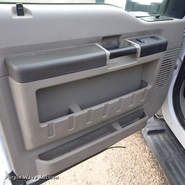 image for item GC9170 2010 Ford F550 SuperCab flatbed truck