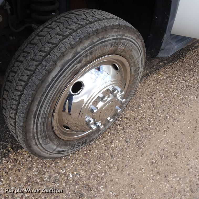 image for item GC9170 2010 Ford F550 SuperCab flatbed truck