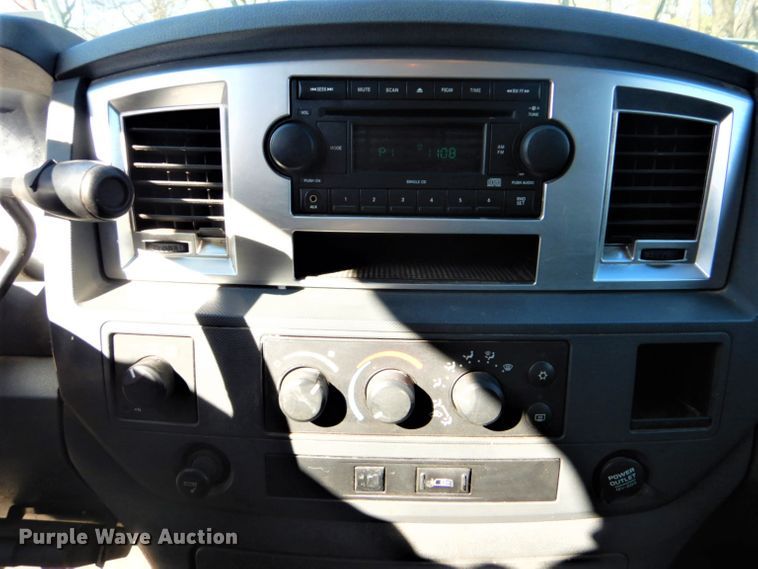 image for item GD9013 2007 Dodge Ram 2500 Quad Cab flatbed pickup truck