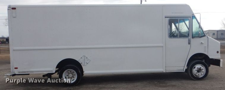 image for item GF9043 2000 Freightliner MT55 delivery truck