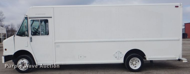 image for item GF9043 2000 Freightliner MT55 delivery truck