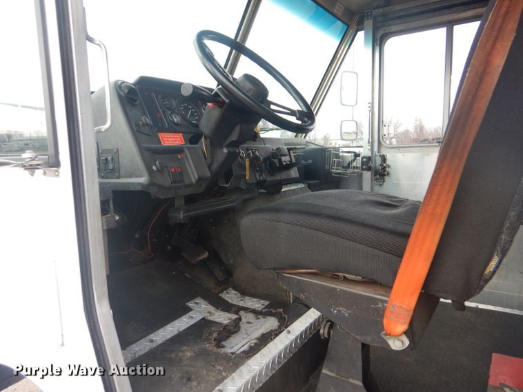 image for item GF9043 2000 Freightliner MT55 delivery truck