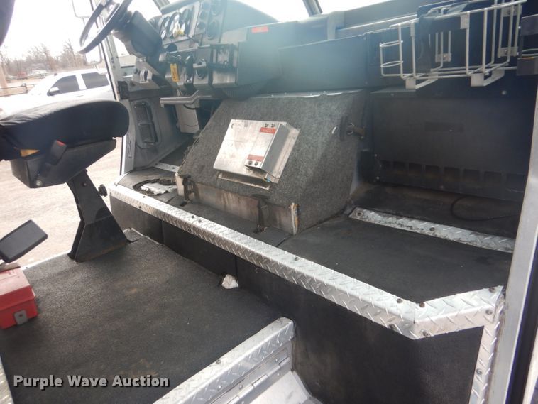 image for item GF9043 2000 Freightliner MT55 delivery truck