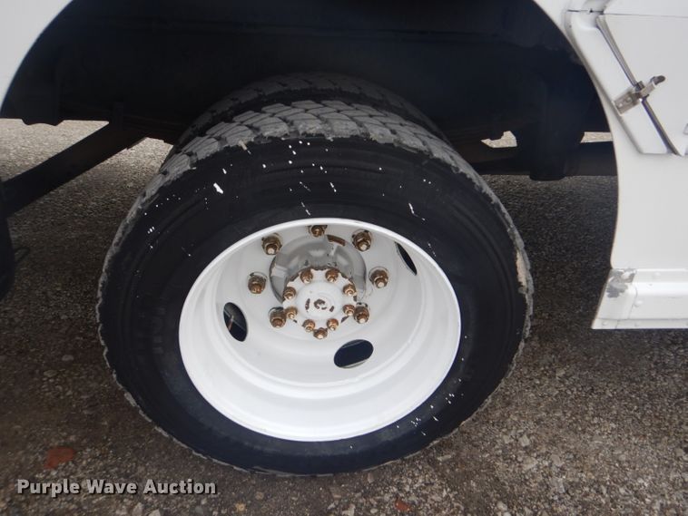 image for item GF9043 2000 Freightliner MT55 delivery truck