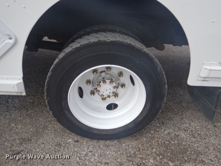 image for item GF9043 2000 Freightliner MT55 delivery truck