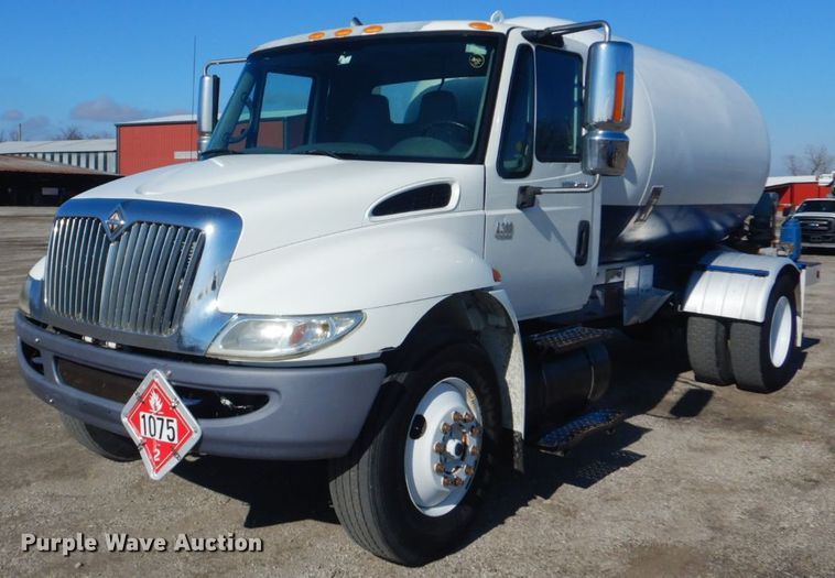 image for item GF9048 2002 International 4300 propane truck