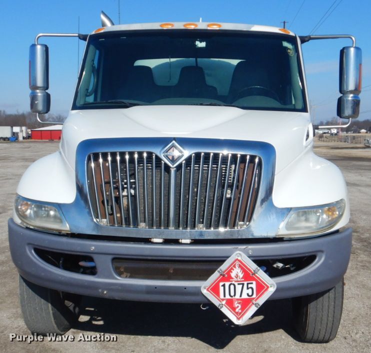 image for item GF9048 2002 International 4300 propane truck