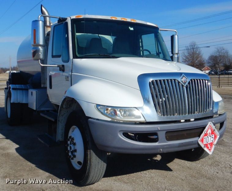 image for item GF9048 2002 International 4300 propane truck