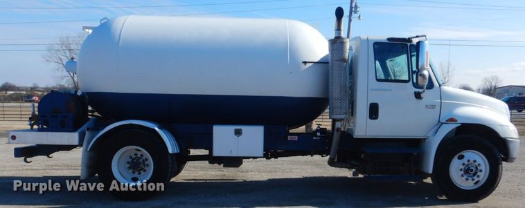 image for item GF9048 2002 International 4300 propane truck