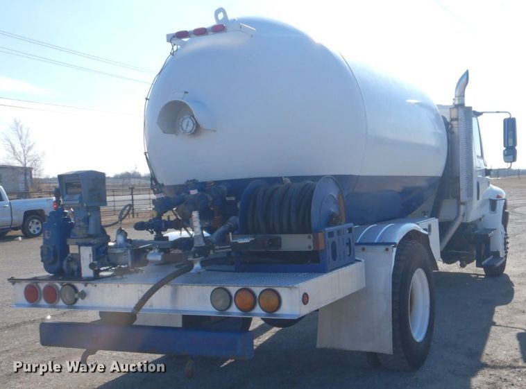 image for item GF9048 2002 International 4300 propane truck