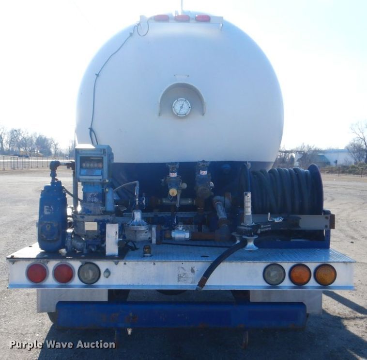 image for item GF9048 2002 International 4300 propane truck