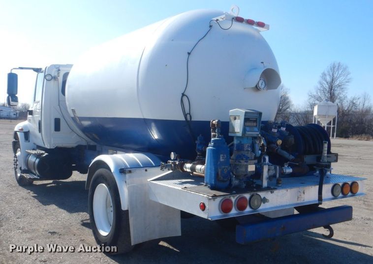 image for item GF9048 2002 International 4300 propane truck