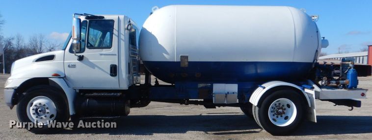 image for item GF9048 2002 International 4300 propane truck