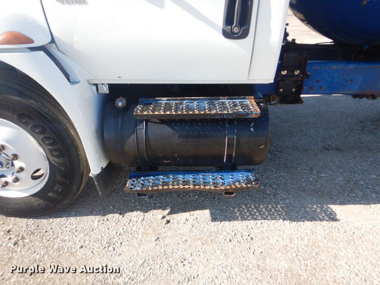 image for item GF9048 2002 International 4300 propane truck