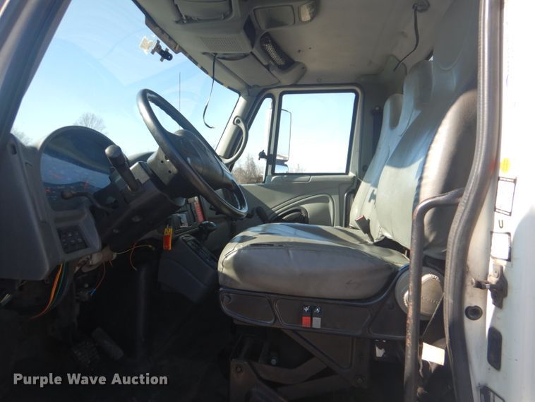 image for item GF9048 2002 International 4300 propane truck