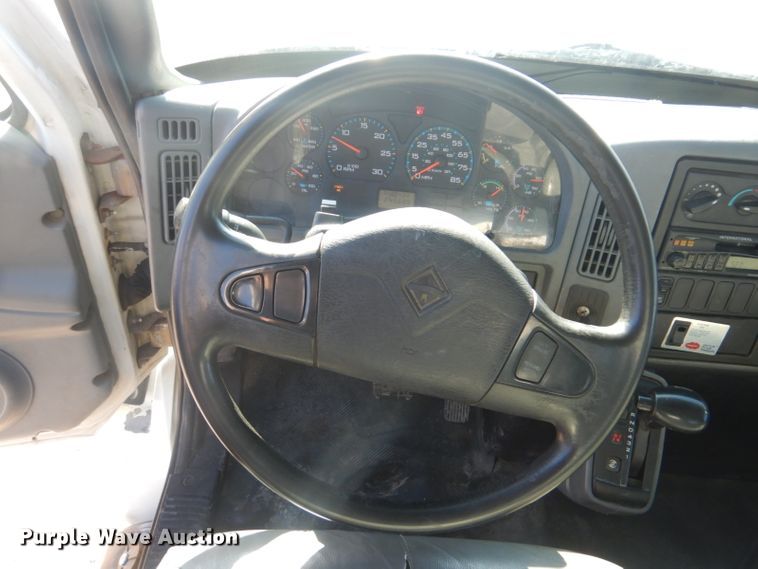 image for item GF9048 2002 International 4300 propane truck