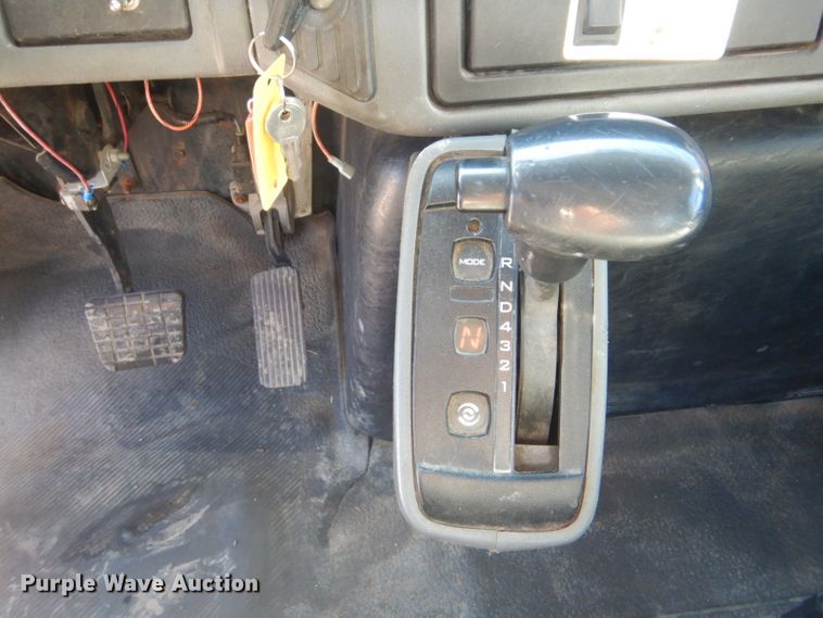 image for item GF9048 2002 International 4300 propane truck