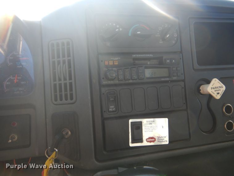 image for item GF9048 2002 International 4300 propane truck