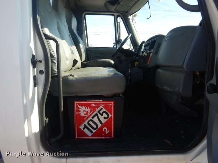 image for item GF9048 2002 International 4300 propane truck