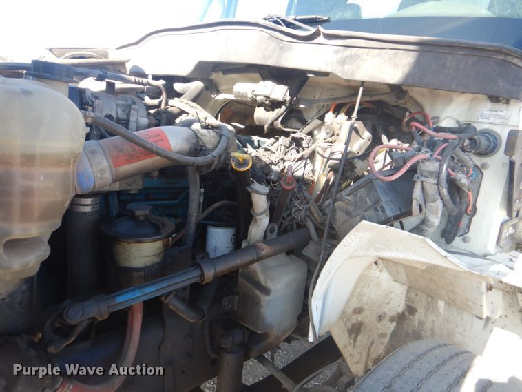 image for item GF9048 2002 International 4300 propane truck