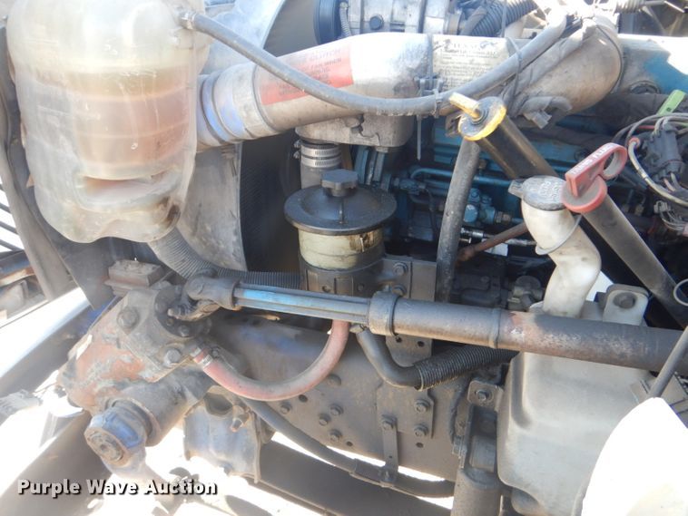 image for item GF9048 2002 International 4300 propane truck