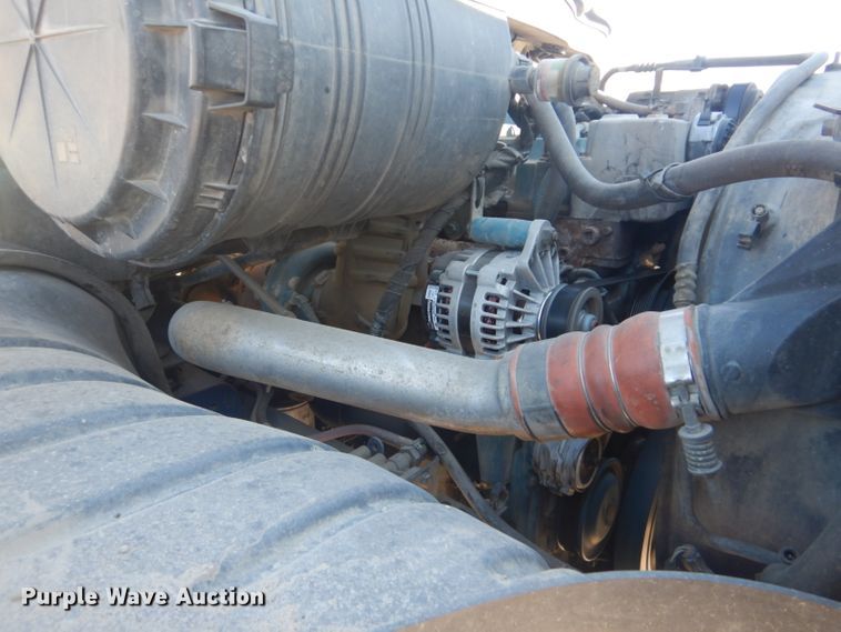 image for item GF9048 2002 International 4300 propane truck