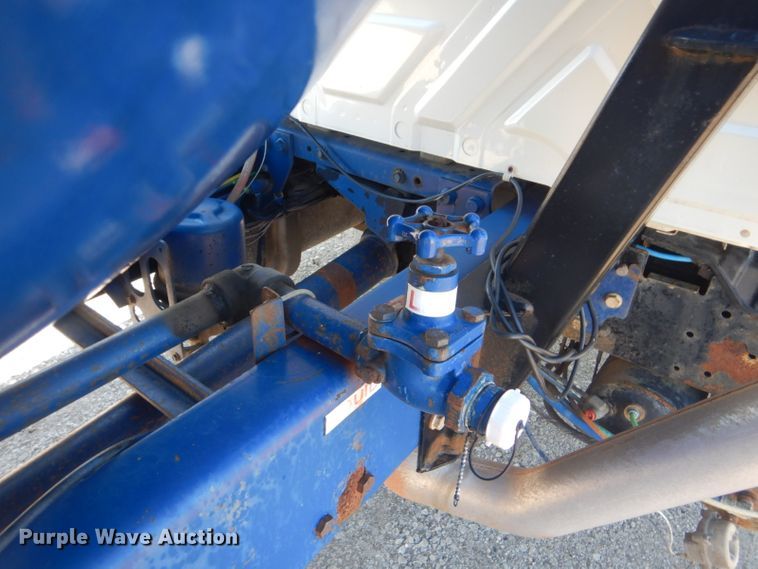 image for item GF9048 2002 International 4300 propane truck