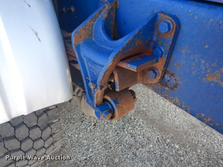 image for item GF9048 2002 International 4300 propane truck