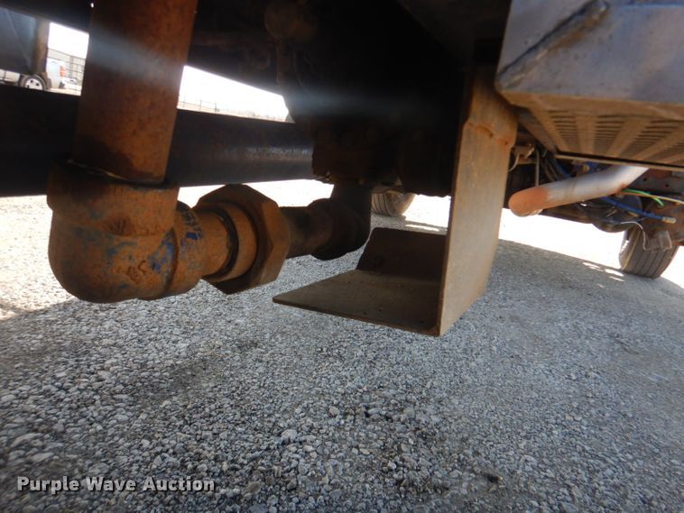 image for item GF9048 2002 International 4300 propane truck