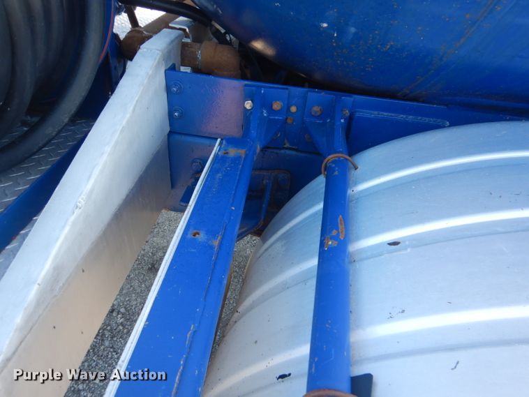 image for item GF9048 2002 International 4300 propane truck