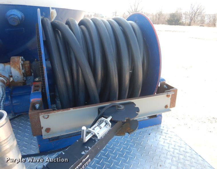 image for item GF9048 2002 International 4300 propane truck