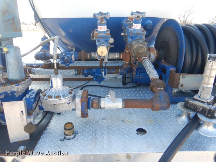 image for item GF9048 2002 International 4300 propane truck