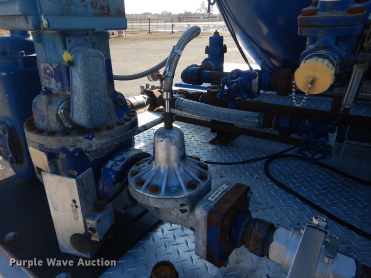 image for item GF9048 2002 International 4300 propane truck