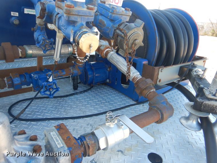 image for item GF9048 2002 International 4300 propane truck