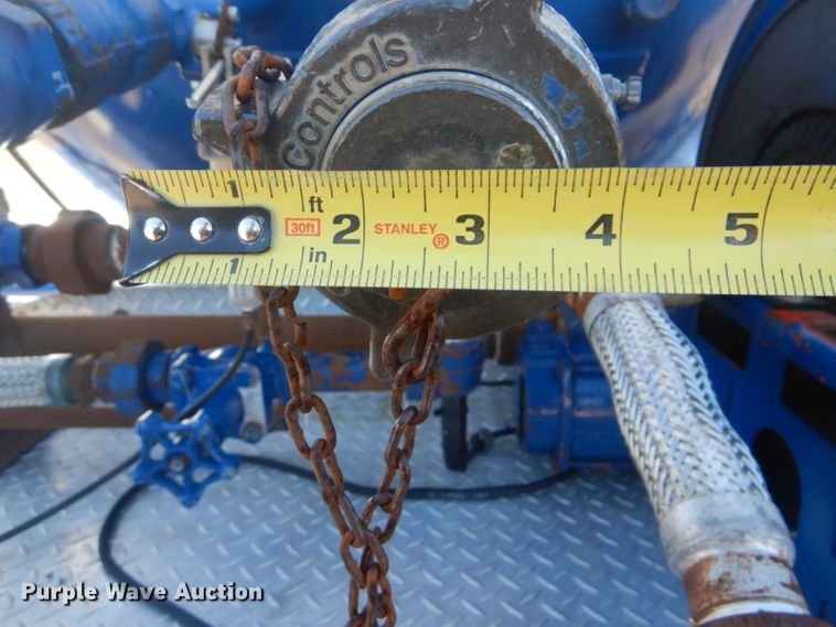 image for item GF9048 2002 International 4300 propane truck