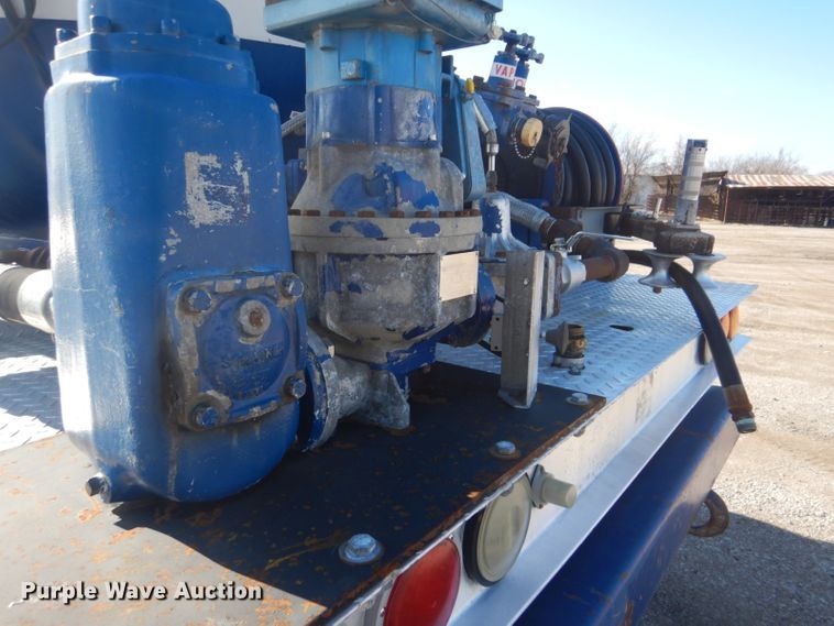 image for item GF9048 2002 International 4300 propane truck