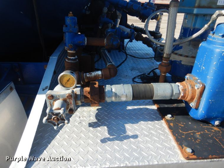 image for item GF9048 2002 International 4300 propane truck